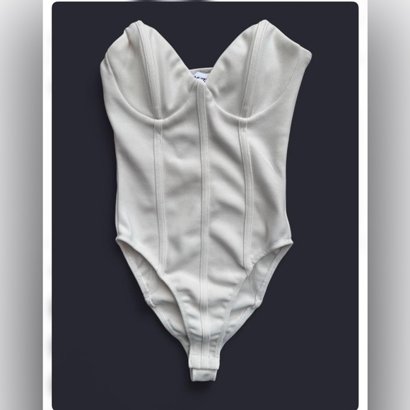 Princess Polly Tops - Princess Polly‎ Strapless Corset V Neck Underwire White Bodysuit Size 2
